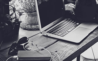 骨折受伤！利物浦中卫赛后遭种族歧视